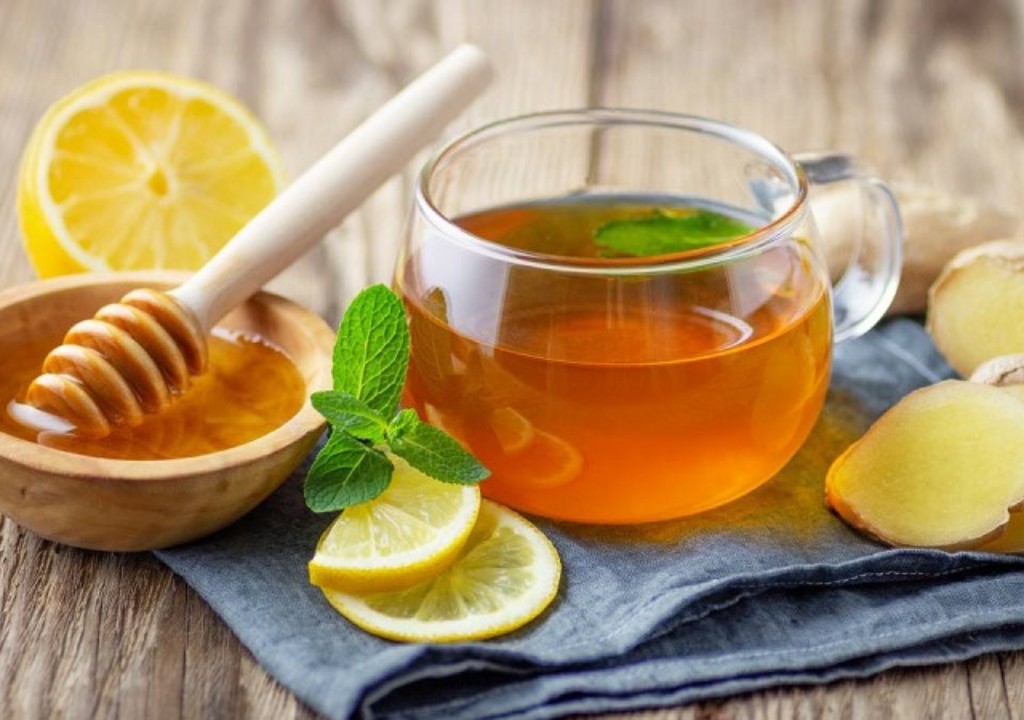 Cốc trà gừng mật ong và chanh tươi dùng để làm dịu cổ họng
