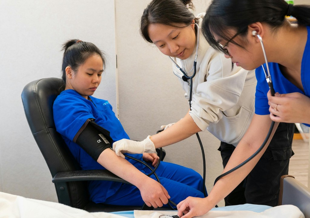 Hình ảnh người bệnh có biểu hiện khó thở, sốt hoặc ho nặng đang được bác sĩ thăm khám và kiểm tra hô hấp.