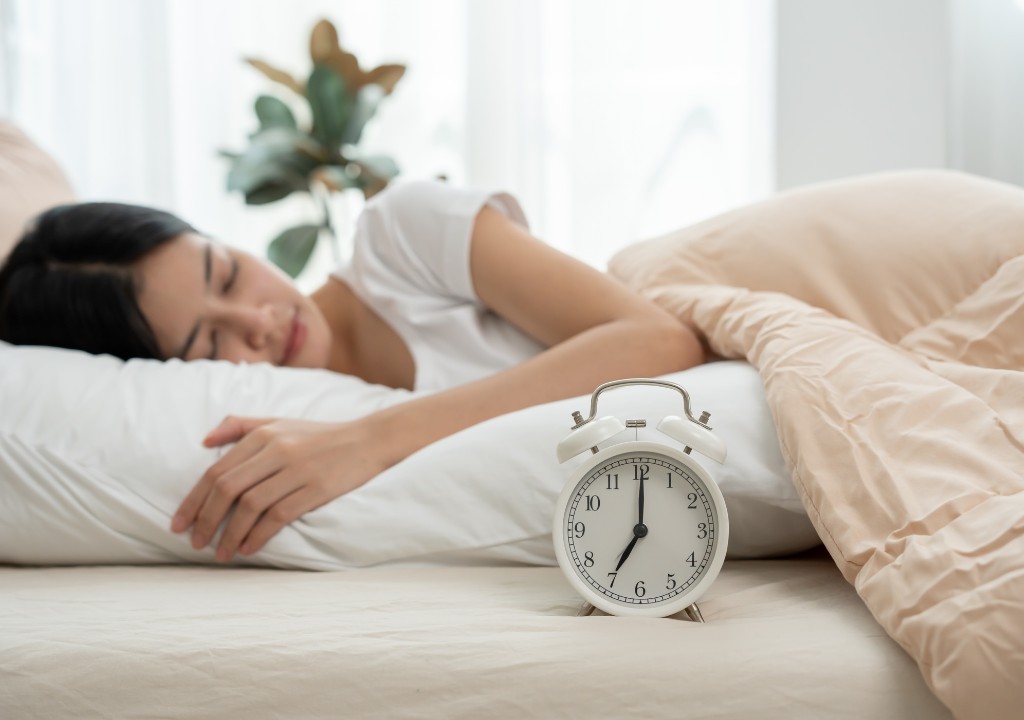 Hình ảnh người phụ nữ kê cao gối ngủ giúp giảm kích thích cổ họng khi ngủ.