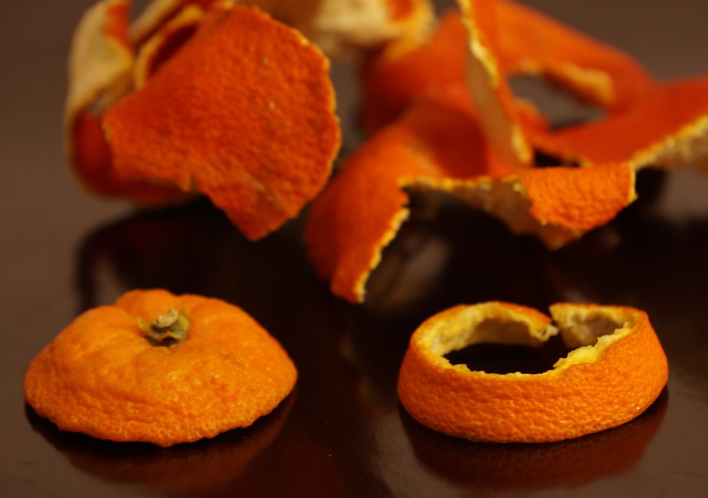 Vỏ quýt khô Trần bì đặt trên nền tối, chụp cận cảnh