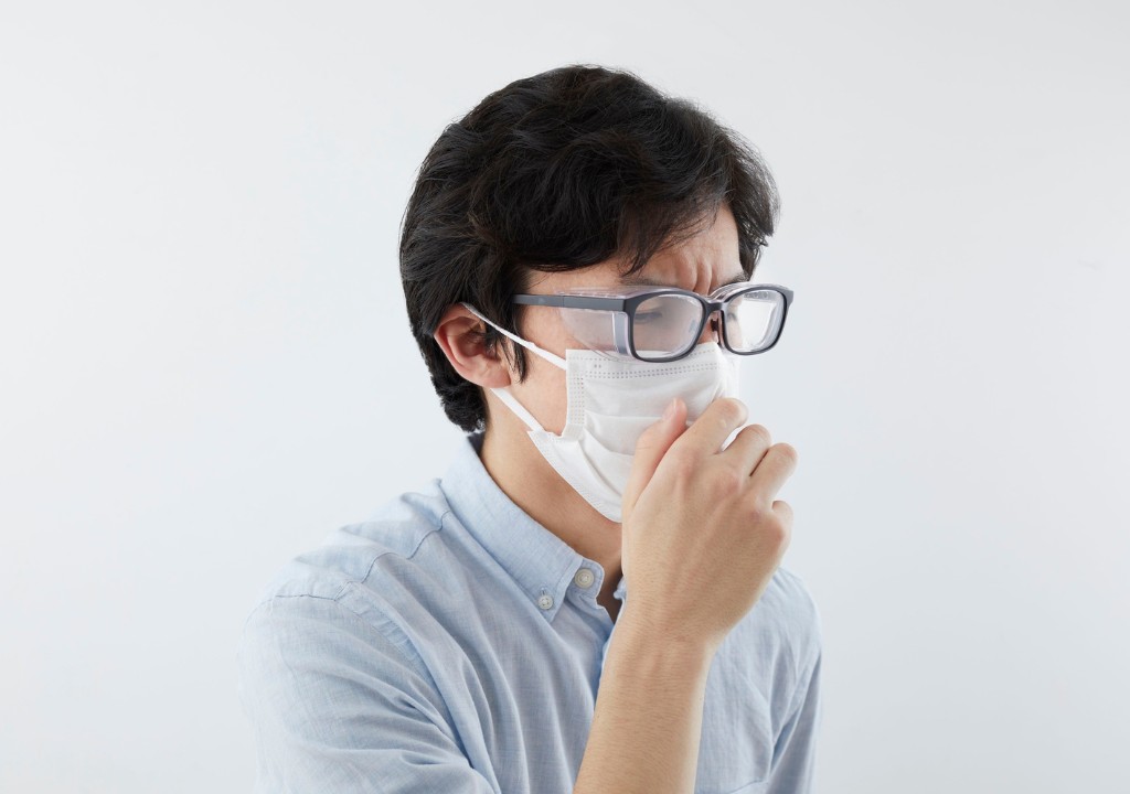 Người trưởng thành bị ho, khò khè do viêm phế quản, biểu hiện khó chịu ở đường hô hấp