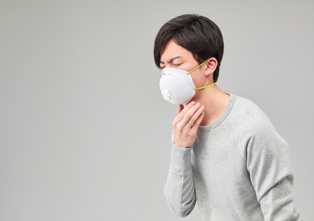 Hình ảnh người trưởng thành đang bị ho vào ban đêm