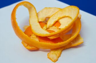 Các mảnh vỏ quýt Trần bì đã phơi khô, chụp cận cảnh