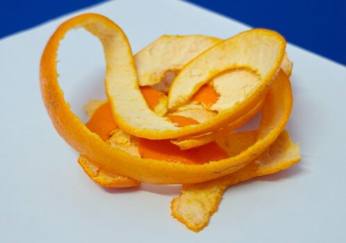 Các mảnh vỏ quýt Trần bì đã phơi khô, chụp cận cảnh