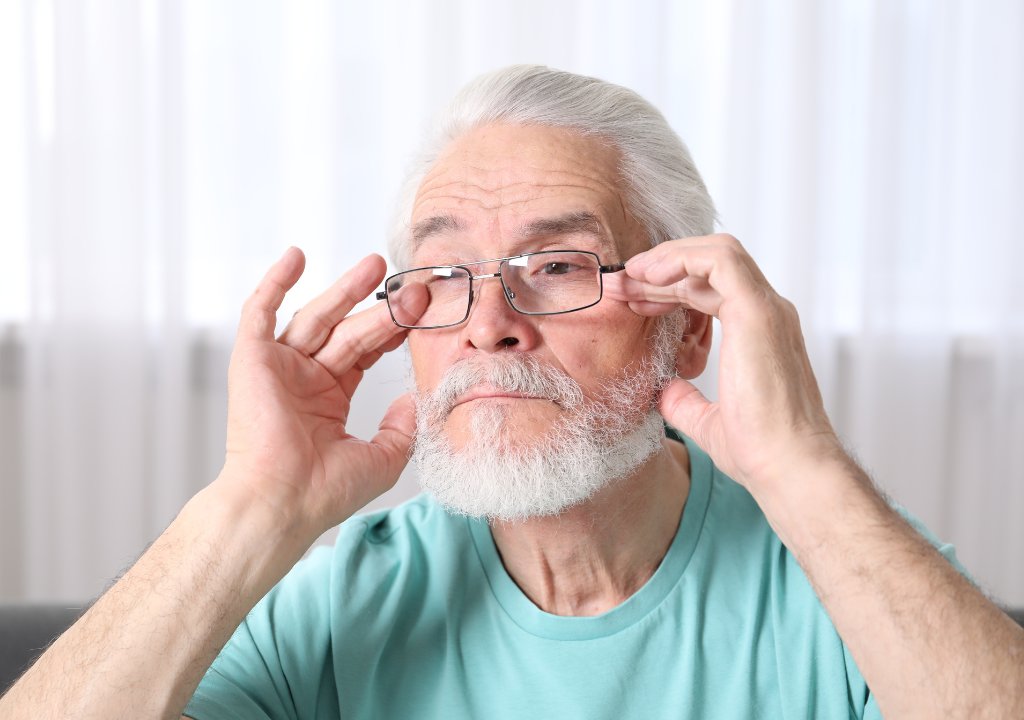 Người cao tuổi điều chỉnh kính, minh họa nhóm cần chăm sóc hô hấp và kiểm soát đường huyết