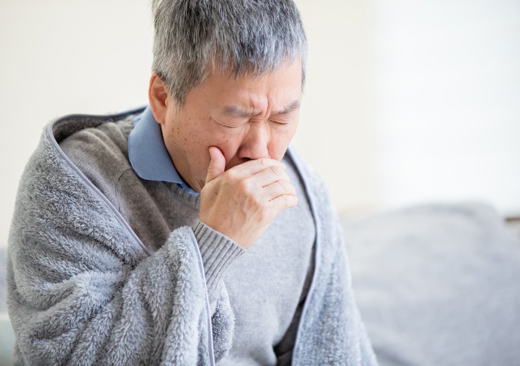 Người già tập ho chủ động để hỗ trợ tống đờm ra ngoài