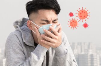 Người đàn ông đeo khẩu trang, ho và che miệng khi có dấu hiệu nhiễm virus đường hô hấp