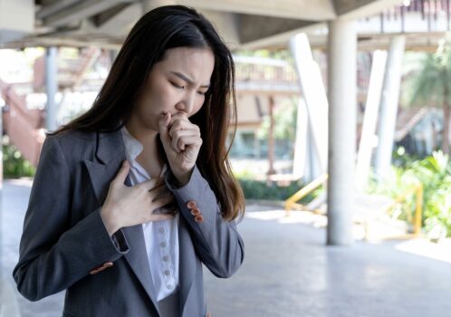 Người phụ nữ ho kéo dài ngoài trời nghi ngờ viêm phổi.