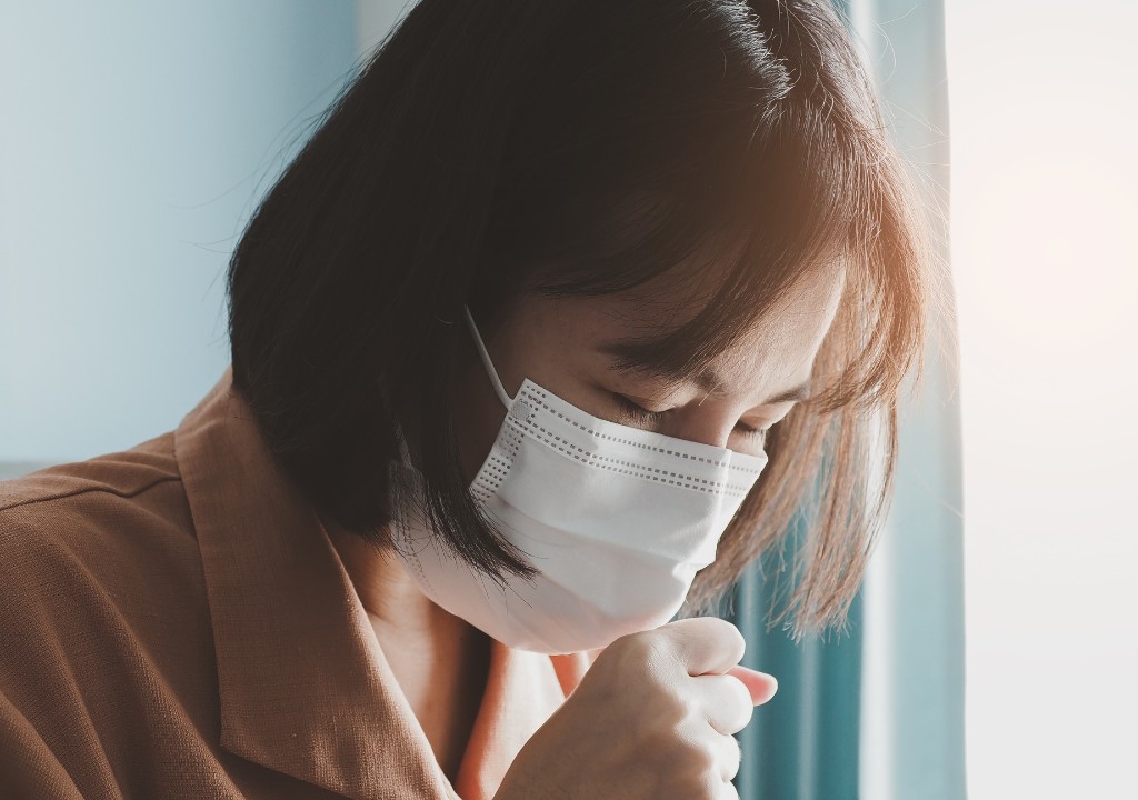 Người phụ nữ đẹp khẩu trang để hạn chế bị lây