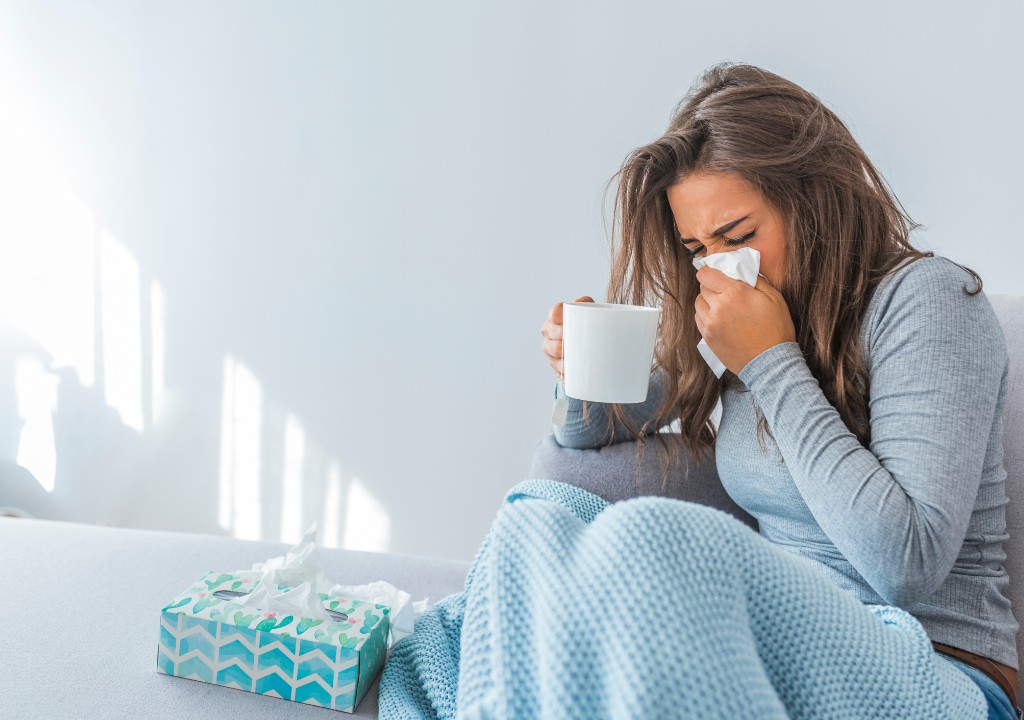 Người phụ nữ đang bị ho cảm cúm