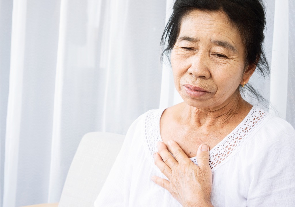 Người phụ nữ đang bị đau sườn
