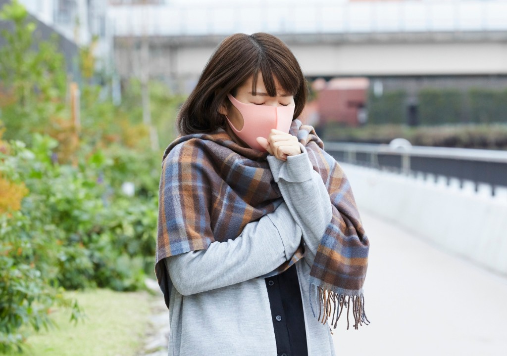 Phụ nữ ho khi lạnh, dấu hiệu viêm phế quản