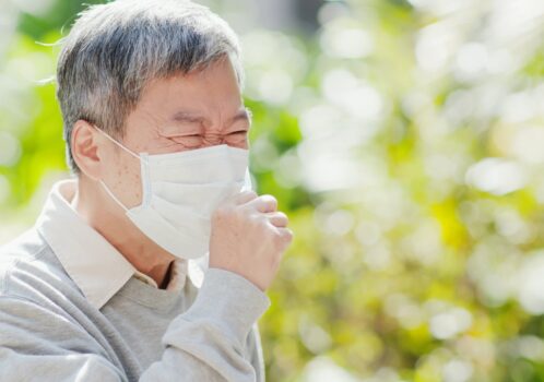 Cách trị ho cho người già với hình ảnh người lớn tuổi đeo khẩu trang