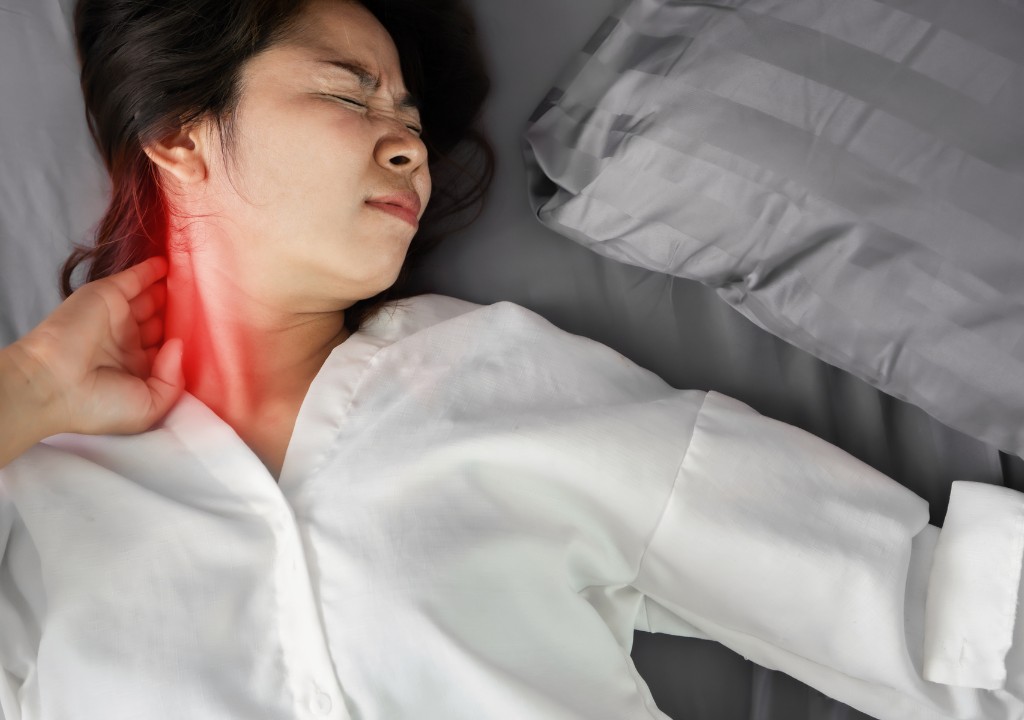 Người phụ nữ nằm nghiêng khi ngủ để giảm khó chịu ở cổ họng