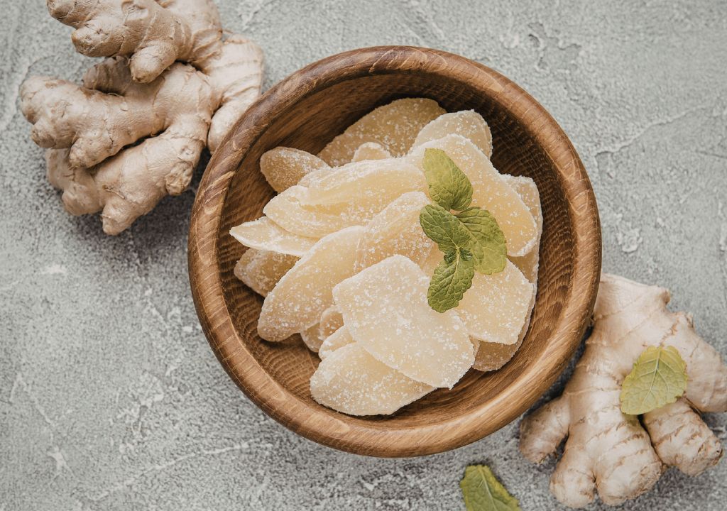 Chén gừng hấp đường phèn còn ấm, bên trong có lát gừng mỏng và nước đường phèn màu vàng nhạt.