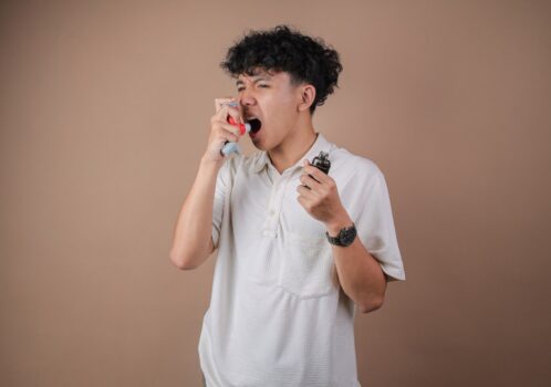 Người dùng thuốc xịt hỗ trợ kiểm soát cơn ho hen về đêm