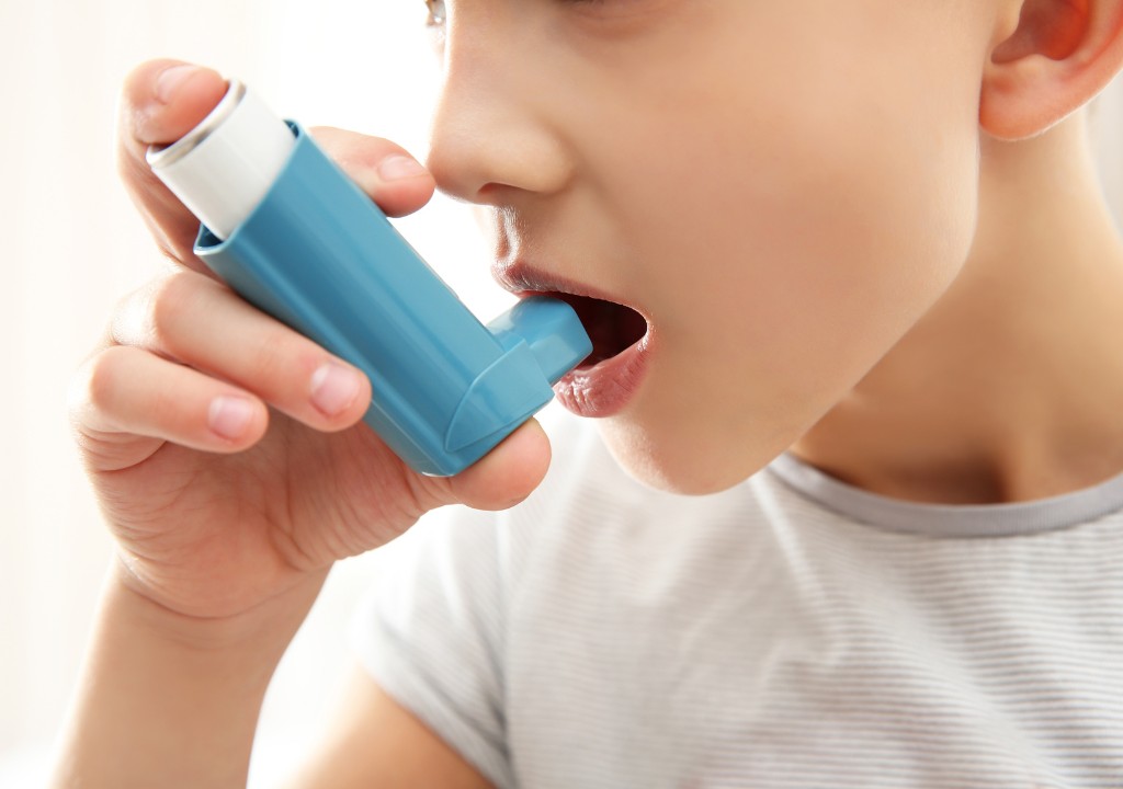 Trẻ dùng ống hít hỗ trợ kiểm soát cơn ho hen về đêm