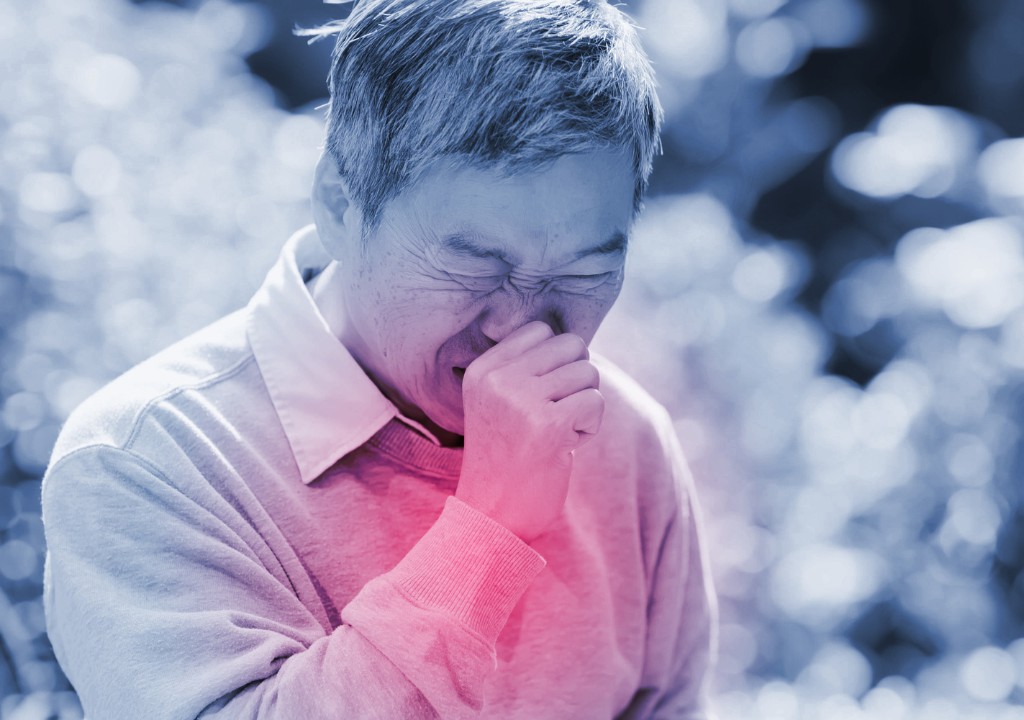 Người lớn tuổi ho mạnh và khó chịu vùng cổ họng khi ở ngoài trời