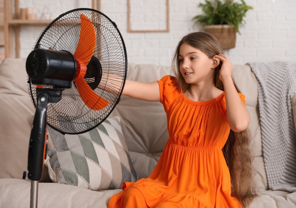 Luồng gió quạt thổi trực tiếp vào vùng mặt và cổ, minh họa cổ họng bị khô.