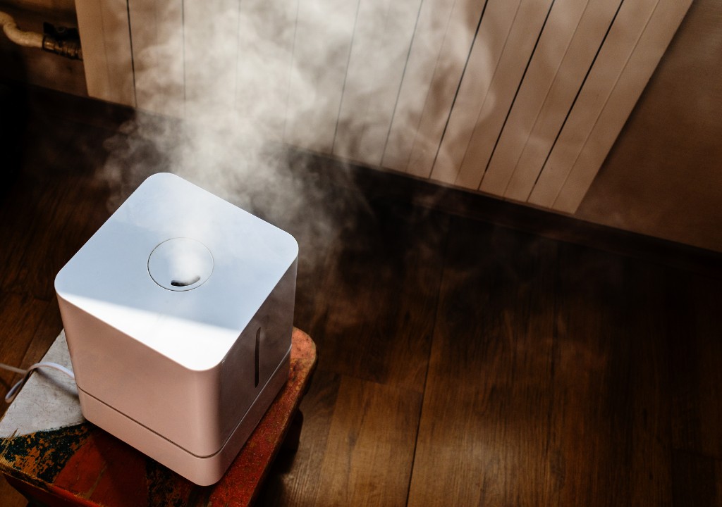 Máy tạo ẩm hoạt động trong phòng ngủ để giảm khô không khí