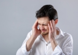 Ho đau đầu có nguy hiểm không? Nguyên nhân, Dấu hiệu và Cách giảm tại nhà