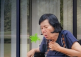 Người già bị đờm: Nguyên nhân, dấu hiệu nguy hiểm và cách xử lý tại nhà
