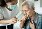 Người lớn tuổi hay ho về đêm: Nguyên nhân, Cách điều trị và Phòng ngừa
